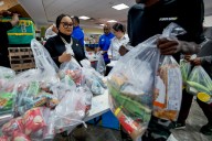 Trump llama "absurda" orden federal que le obliga asignar fondos a programa alimentario