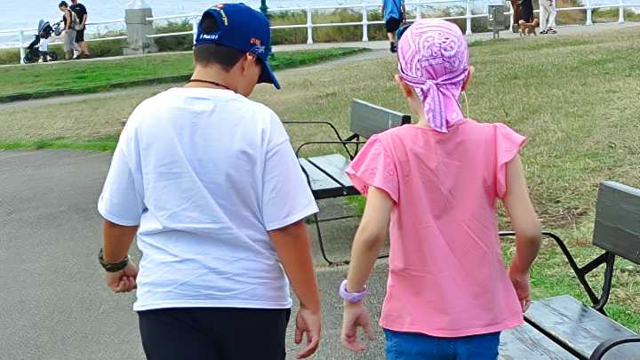 La lucha de una madre de Gijón ante el cáncer infantil: «Mi hija sabe que está enferma y que tiene que afrontarlo»