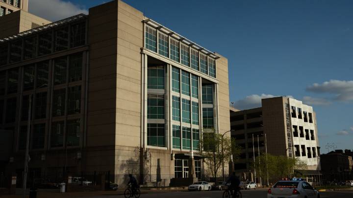 St. Louis man charged with beating corrections officer at city jail