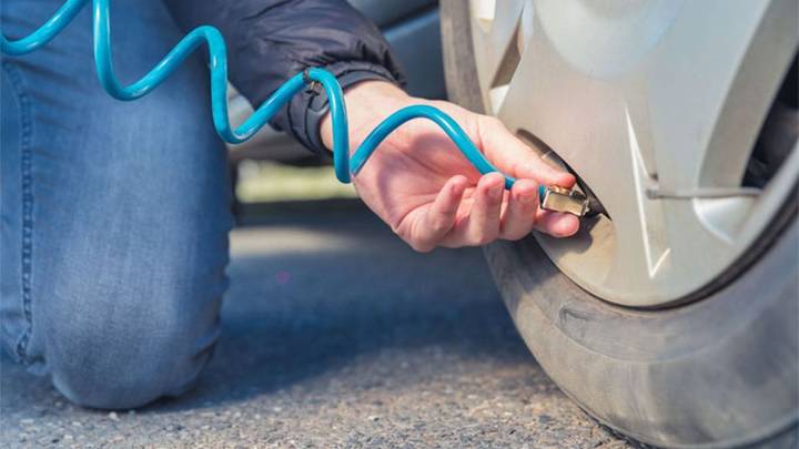 Ni una semana, ni quince días: cada cuánto tiempo hay que volver a inflar las ruedas del auto