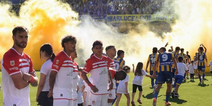 El enojo de Ariel Holan por el gesto de repudio de Estudiantes en el pasillo de campeón de Rosario Central: “Una falta de respeto”