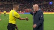Las cámaras cazan a Luis de la Fuente negando el saludo a un linier tras el España