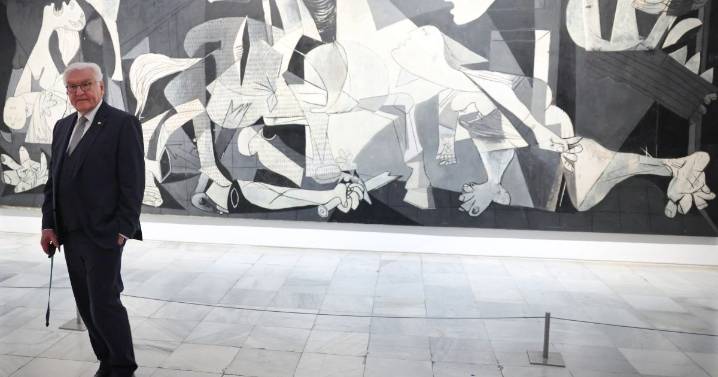 Presidente de Alemania visita el Guernica de Picasso en el Museo Reina Sofía