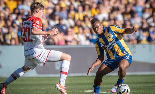 Estudiantes eliminó a Rosario Central y asoma como candidato al título