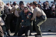 Detienen a manifestantes que enfrentaron a policías ante centro de detención de ICE en Chicago