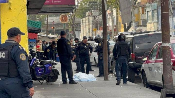 Matan a hombre en barbería de la Morelos, CDMX, sicarios huyen en bicicleta eléctrica y fueron detenidos