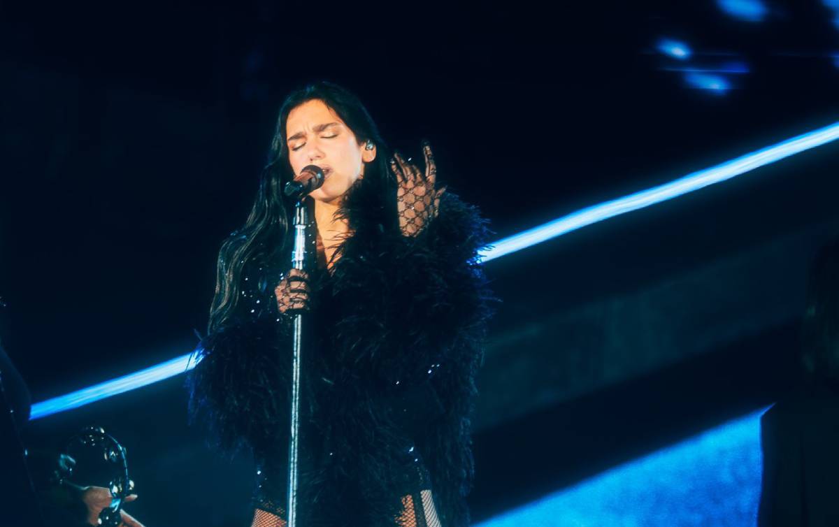“Me inspira muchísimo”: el homenaje de Dua Lipa a Shakira en su concierto en Bogotá