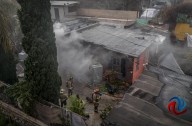 Rescatan a un hombre atrapado en incendio de vivienda