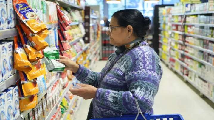 La inflación se aceleró en octubre a 2,3 % y acumula 24,8 % en el año