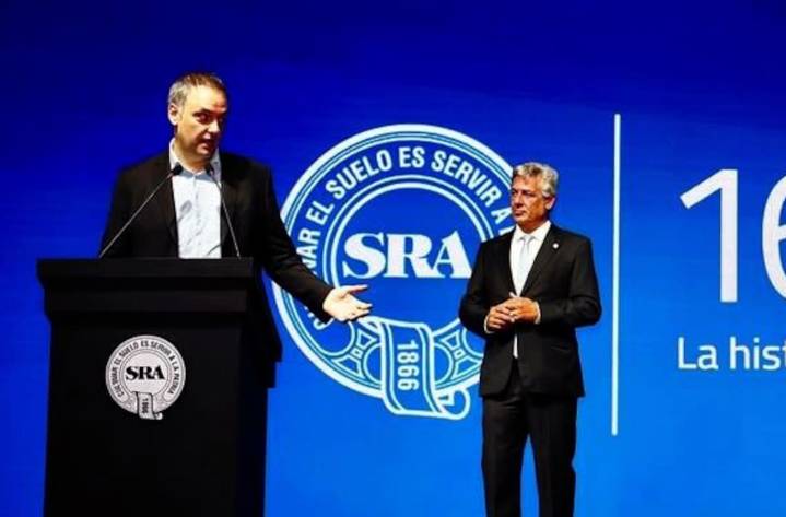 Manuel Adorni dijo en un evento de la Rural que se prorrogará una emergencia por inundaciones