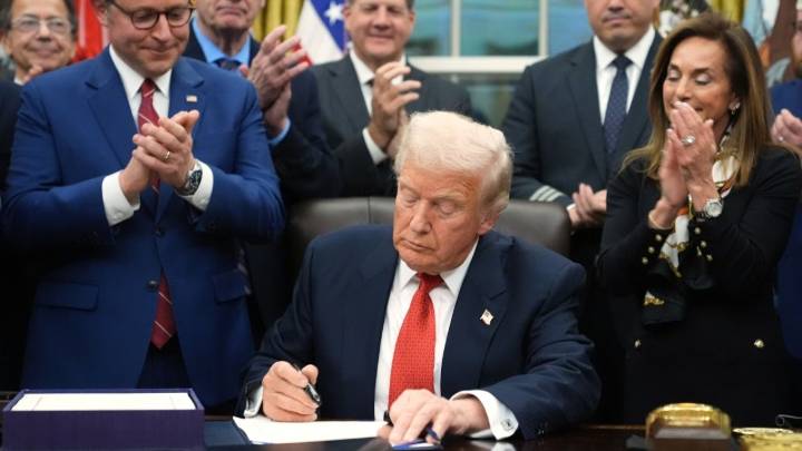 Trump firma ley que acaba con el cierre gubernamental más largo de la historia de Estados Unidos