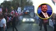 Cierre de campaña: Simpatizantes de Kaiser esperan el bus que transporta al candidato