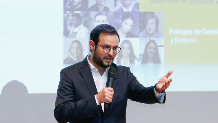 El escritor y periodista José Manuel Acevedo presentó en Bogotá su nuevo libro, 'El país en sus manos'