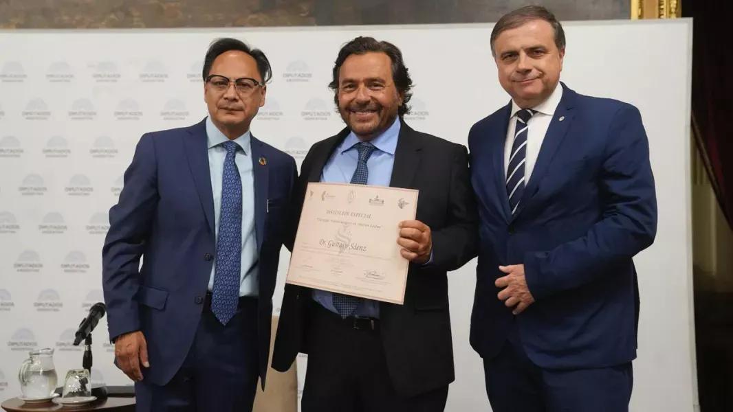 Distinguieron al gobernador Gustavo Sáenz por su liderazgo