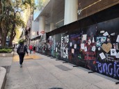 Comercios de Paseo de la Reforma colocan vallas y protecciones previo a marcha de la Generación Z