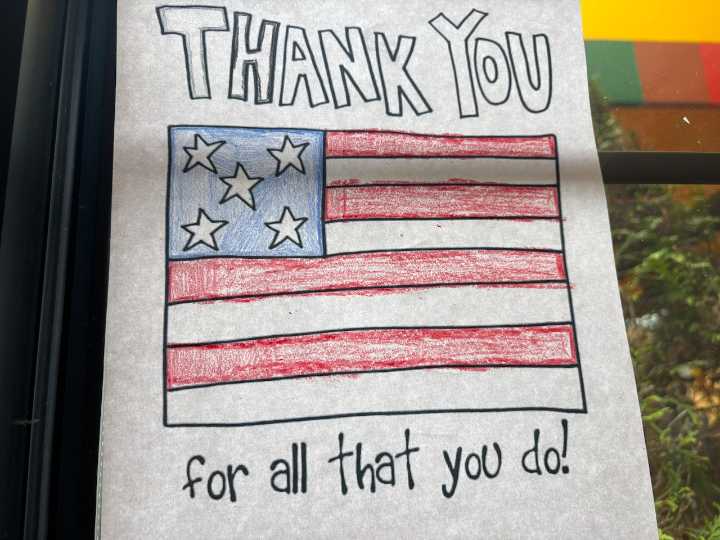 Handwritten notes and warm meals: Staten Island Applebee’s shows veterans they’re loved