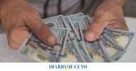 El dólar blue volvió a caer, y por segundo mes consecutivo cerró debajo del oficial en el Banco Nación