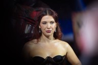 Tras tenso cruce: Millie Bobby Brown se retira abruptamente de la alfombra roja de “Stranger Things 5”