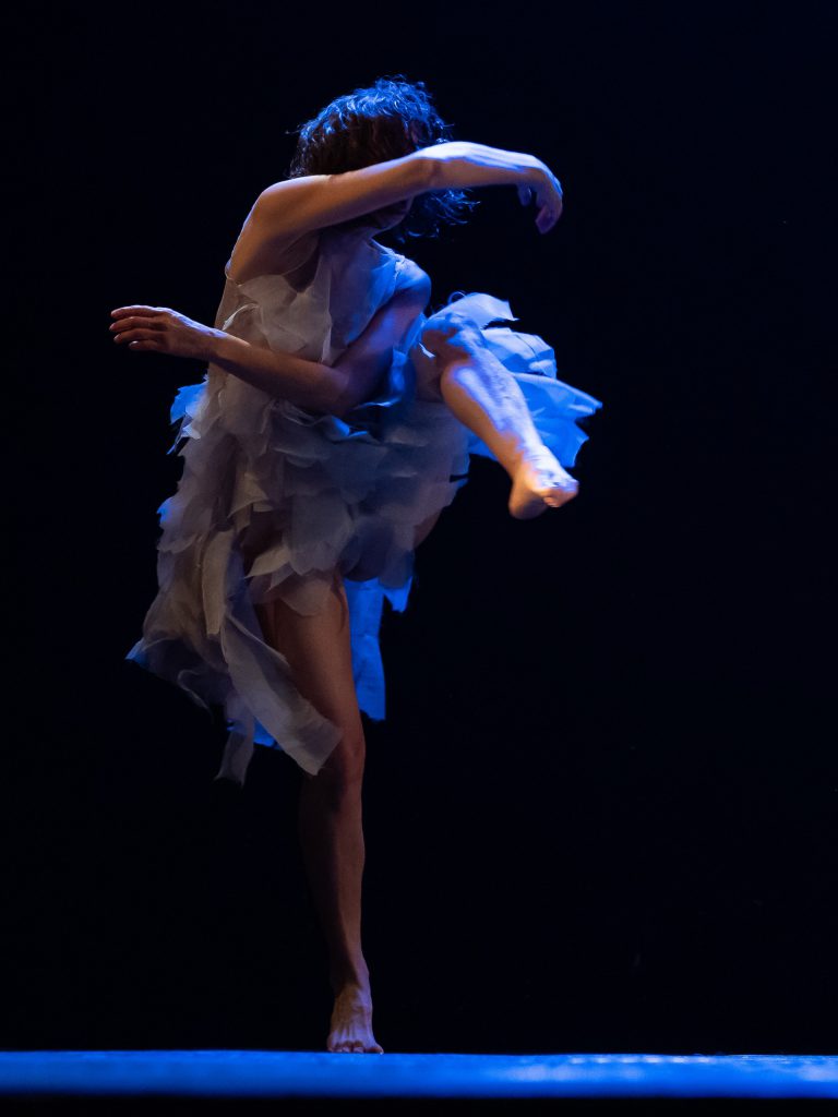 Espectáculo de danza butoh en Cuatro Elementos