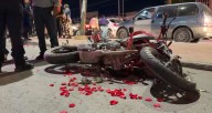 Atropellan a vendedora de flores en la Galeana; repartidor en moto no logra frenar