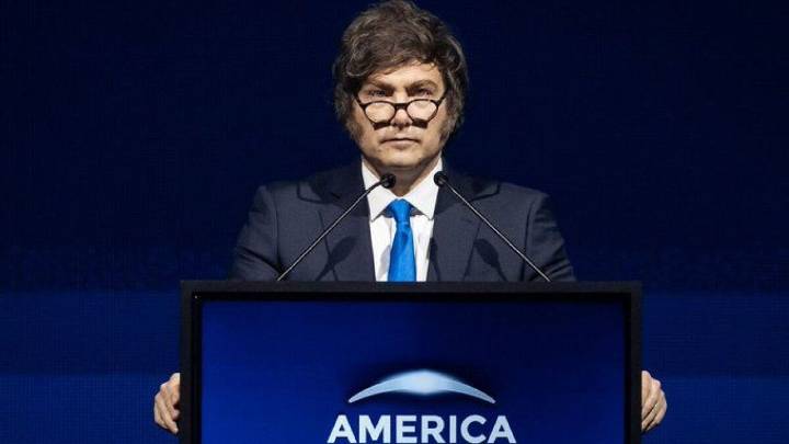 Fondo buitre Pimco presiona a Milei para liberar el dólar: "Así no invertiremos"