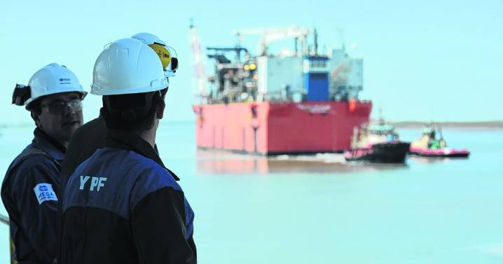 GNL: YPF y ENI sellan en un mes el acuerdo con ADNOC para exportar US$ 10.000 millones al año
