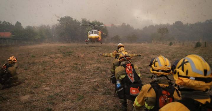 Un incendio forestal próximo a viviendas en Cervo, Lugo, obliga a desalojar a unos 40 vecinos