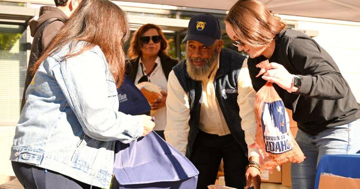 Single-parent Hancock students receive free Thanksgiving meals