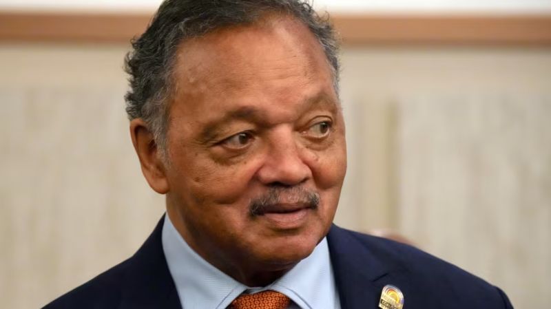 Sale del hospital el líder de derechos civiles Jesse Jackson tras un tratamiento en la UCI
