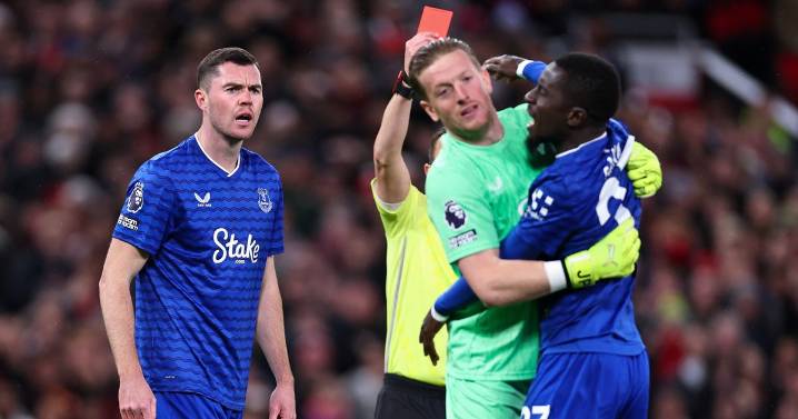 Newcastle United handed huge boost during Man Utd clash as player sent off for slapping own teammate