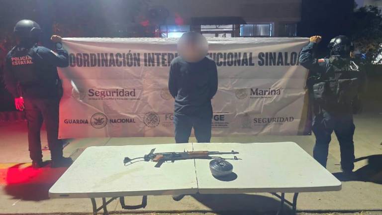 Detienen a civil armado con fusil AK-47 tras persecución en el fraccionamiento Valle Alto de Culiacán
