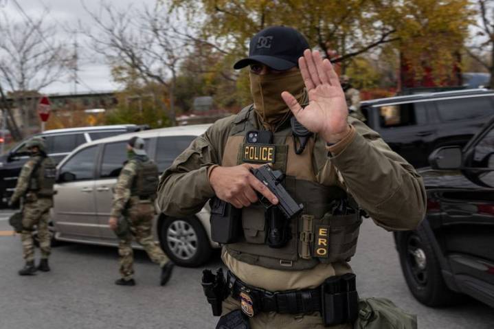 US appeals court halts order limiting immigration agents' response to Chicago protests