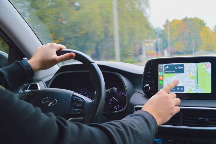 Se pierden casi 70 metros. El peligro de mirar cualquier pantalla al manejar y cómo puede costar una vida, según especialistas