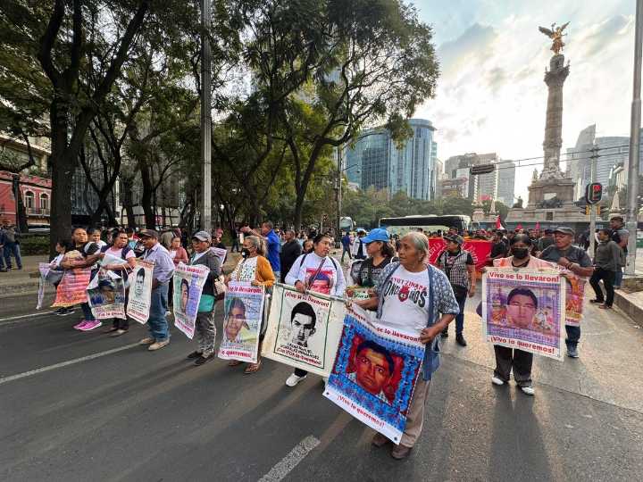 Familiares de los 43 de Ayotzinapa marchan en vísperas de reunión con Sheinbaum
