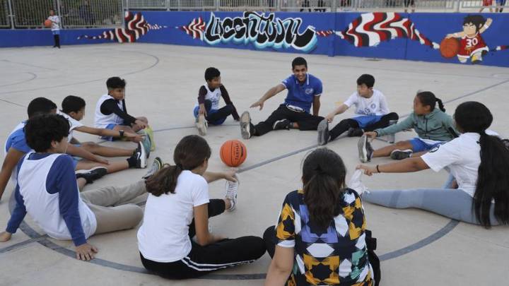 El plan para unir a un barrio vulnerable de Alicante con el baloncesto logra un premio