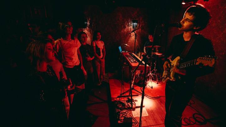 Pablopablo enamora con su frágil belleza a un palmo de distancia del público