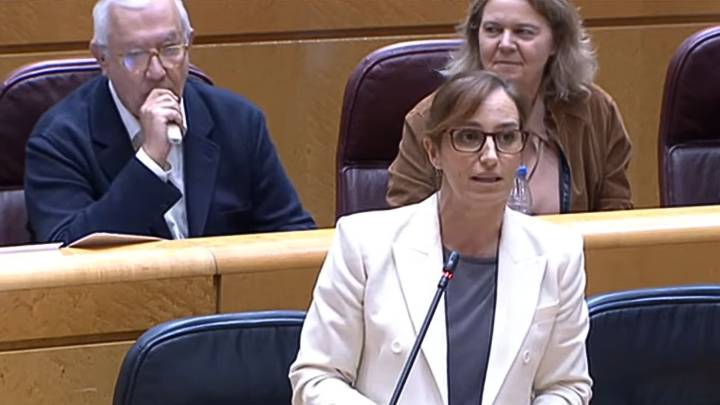 Pillan a Javier Arenas fumando presuntamente un vapeador durante una sesión del Senado