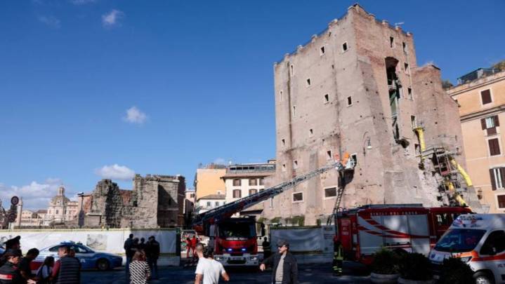 Colapsa torre medieval en Roma; intentan rescatar a trabajador atrapado