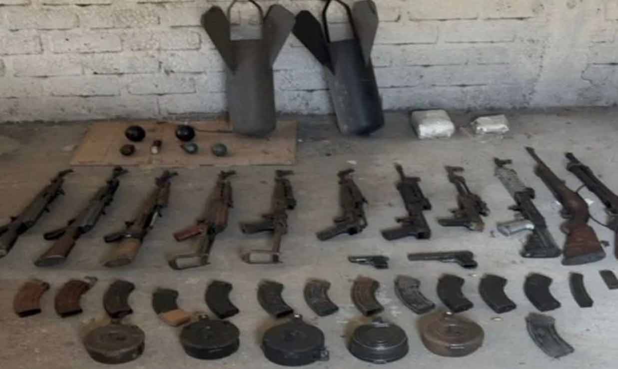 Fuerzas federales decomisan arsenal y explosivos durante operativo en Sinaloa