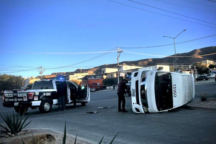 Camión de transporte de personal choca a taxi y termina volcado sobre el Natura