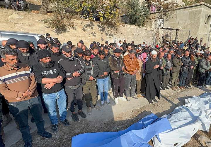 Israel lanza un ataque en Siria y mata a 13 personas en el aniversario de la caída de Al Assad