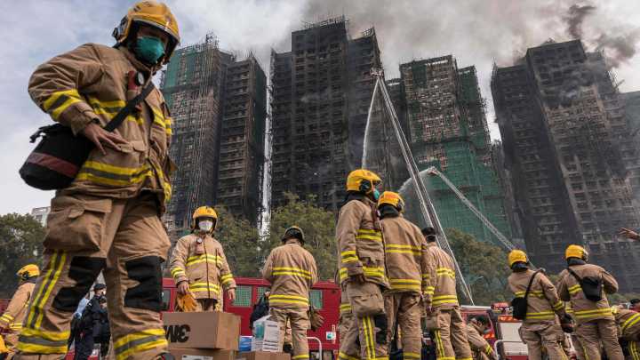 Los muertos por el incendio de Hong Kong ascienden a 128 y otras 200 personas siguen desaparecidas