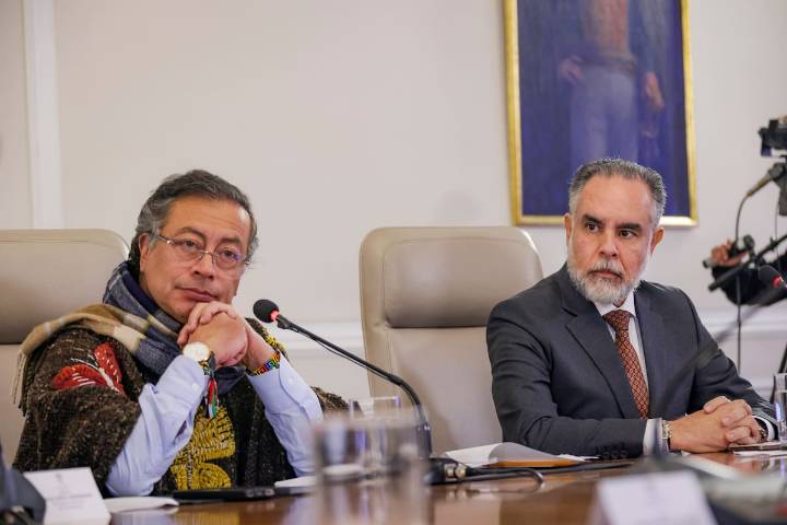 Uno con actitud de víctima y la otra con sesgo ideológico: Petro sobre allanamiento a Benedetti