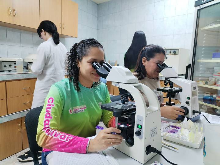 Hospital municipal beneficia a pacientes con pruebas de laboratorio