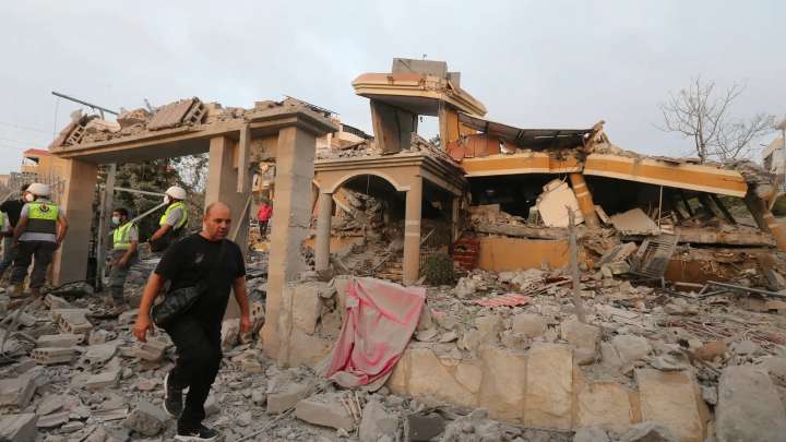 Israel lanza "una oleada de ataques" contra objetivos Hezbolá que amenaza el alto el fuego en Líbano