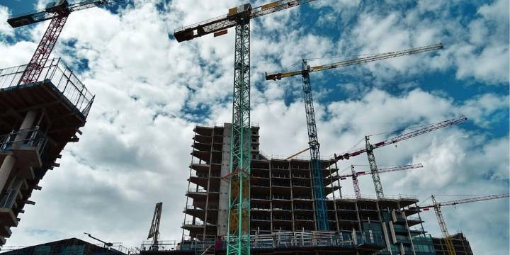 Sector construcción consolida cuatro trimestres de expansión y alcanza su mejor desempeño desde 2021, según CAPECO