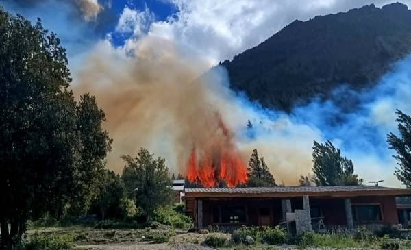 Epuyén: Incendio fuera de control en El Pedregoso