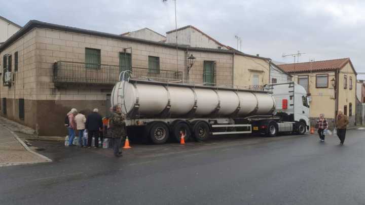 La Diputación de Cáceres moviliza una cisterna de agua en Oliva de Plasencia y prepara más para otros municipios
