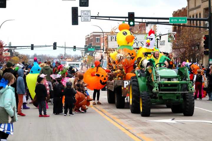 Hundreds show up for Halloween parade in downtown Alexandria