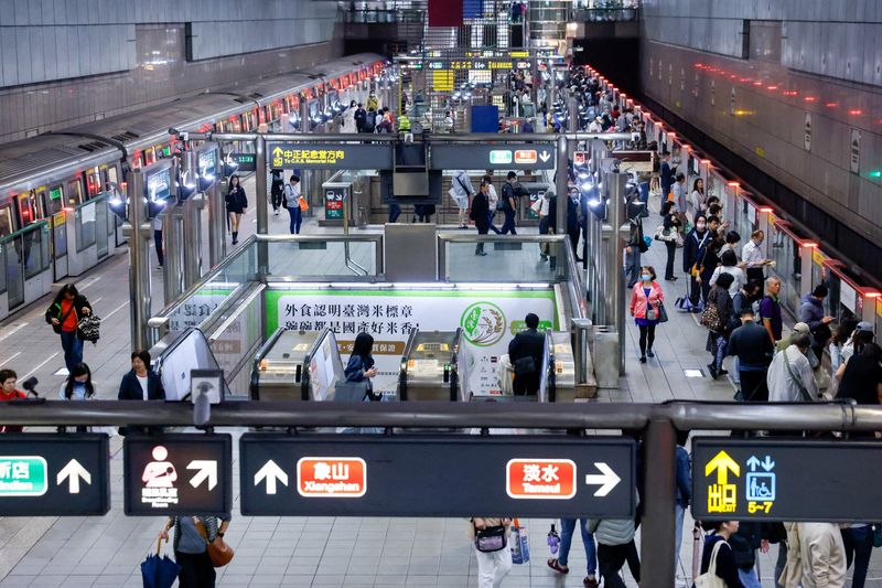 Taiwan economy could grow close to 6% this year, statistics chief says